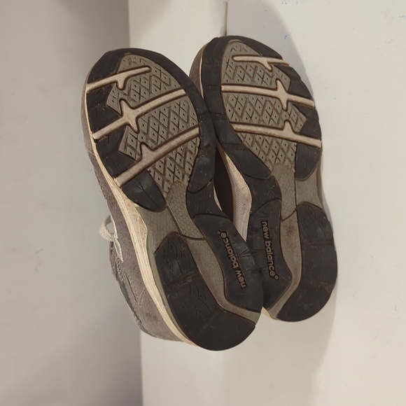 Kids new balance size 9.5 sneakers 990 - Picture 3 of 4